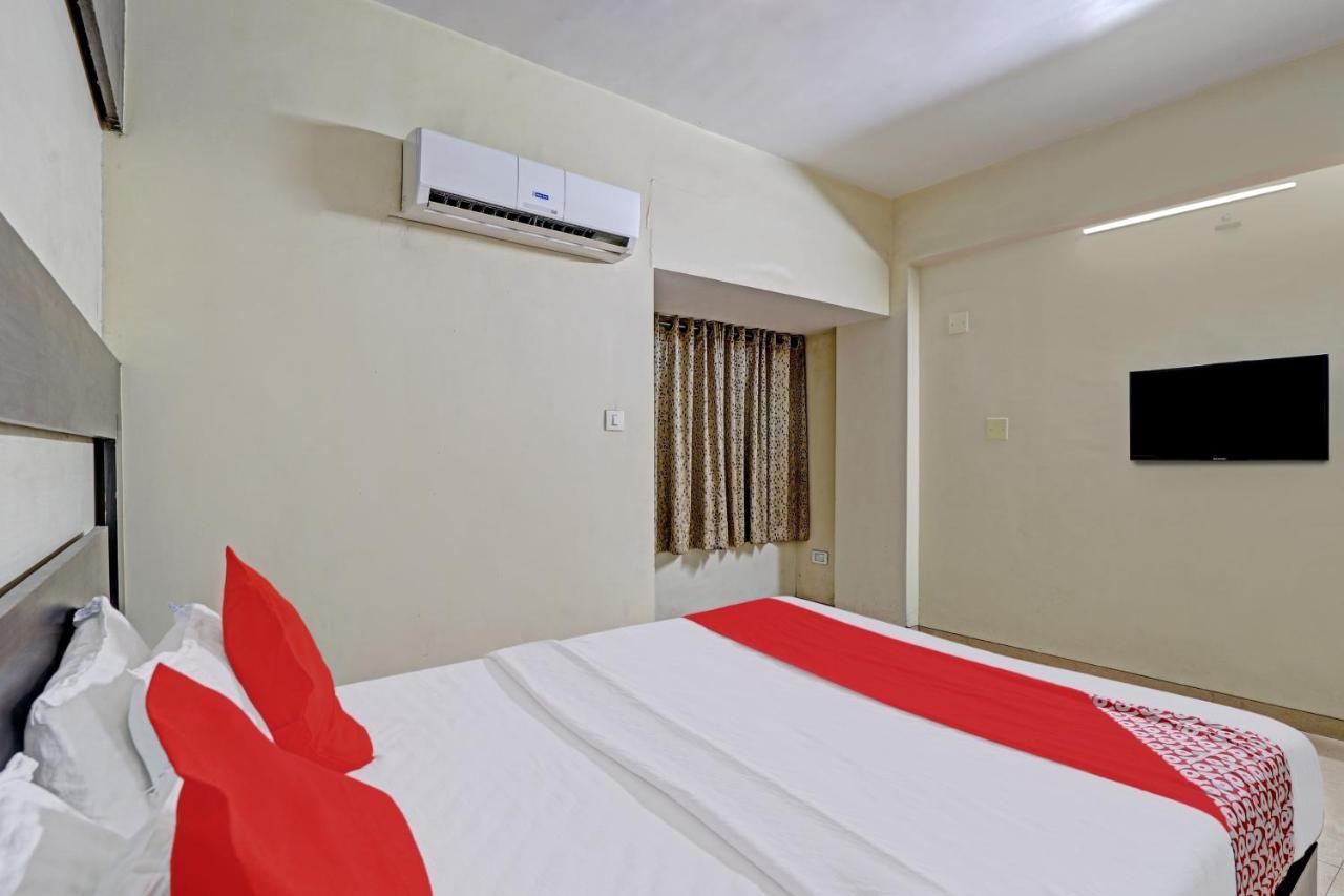 Oyo 82461 Hotel Darshan Banquet And Rooms 수라트 외부 사진